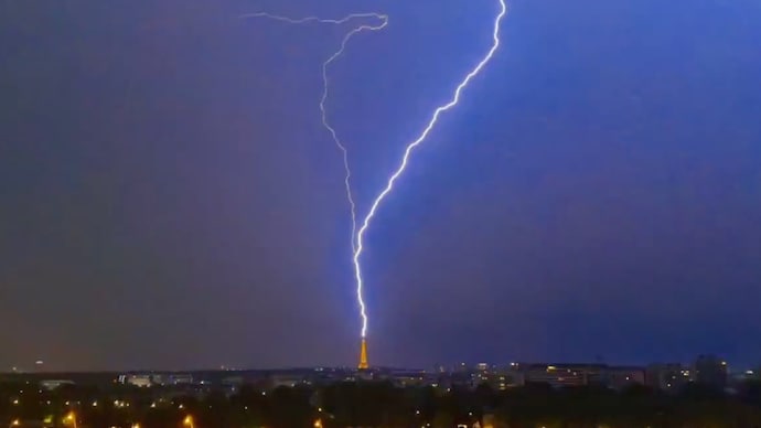 Eiffel tower lightning