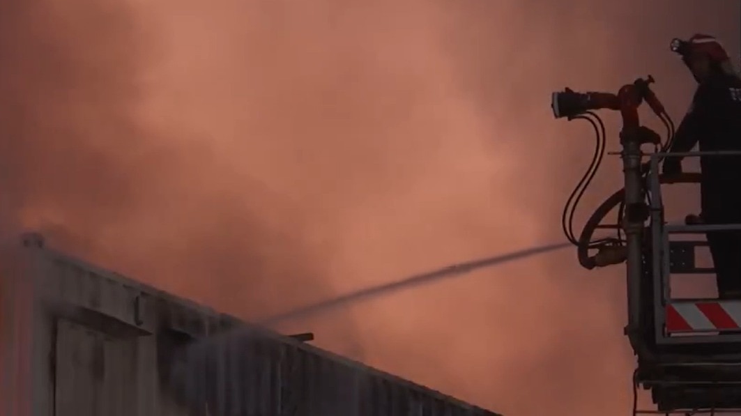 Large fire breaks out in Delhi labour slum near Udyog Bhawan