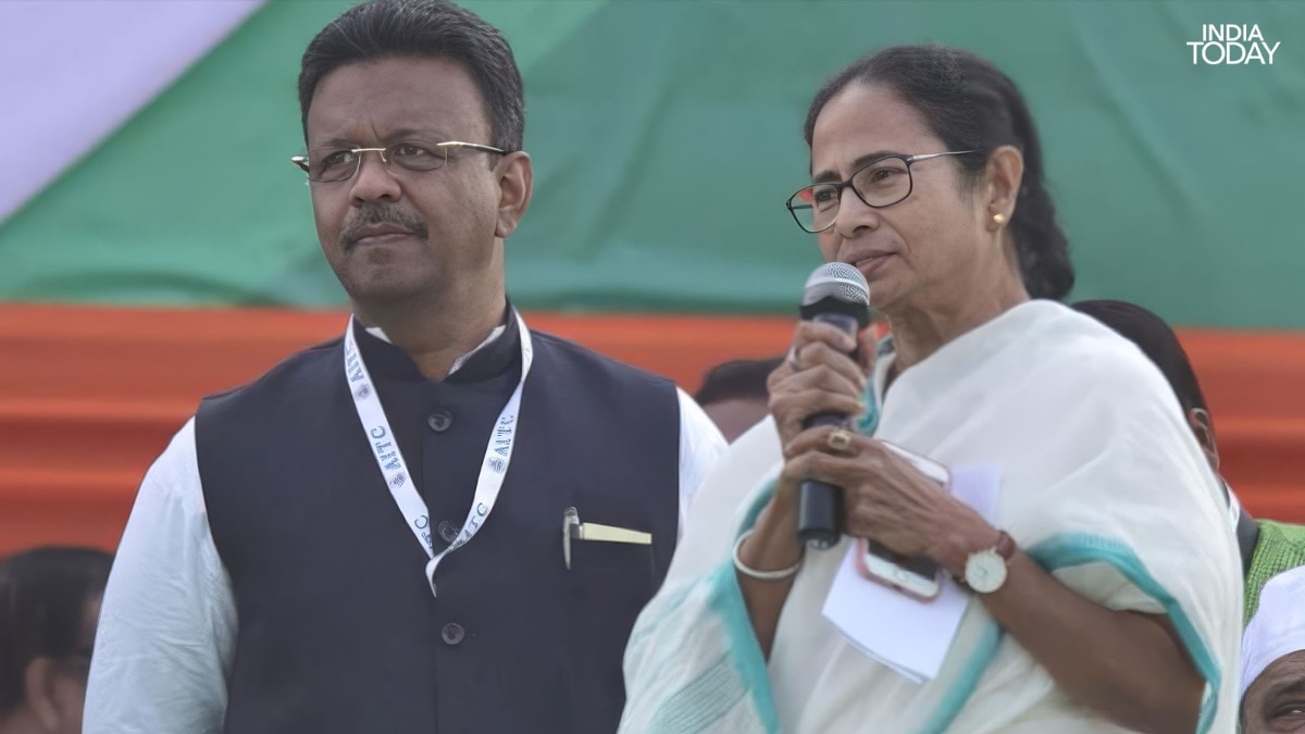 Another blow to Mamata Banerjee as her aide Firhad Hakim resigns as Kolkata Mayor