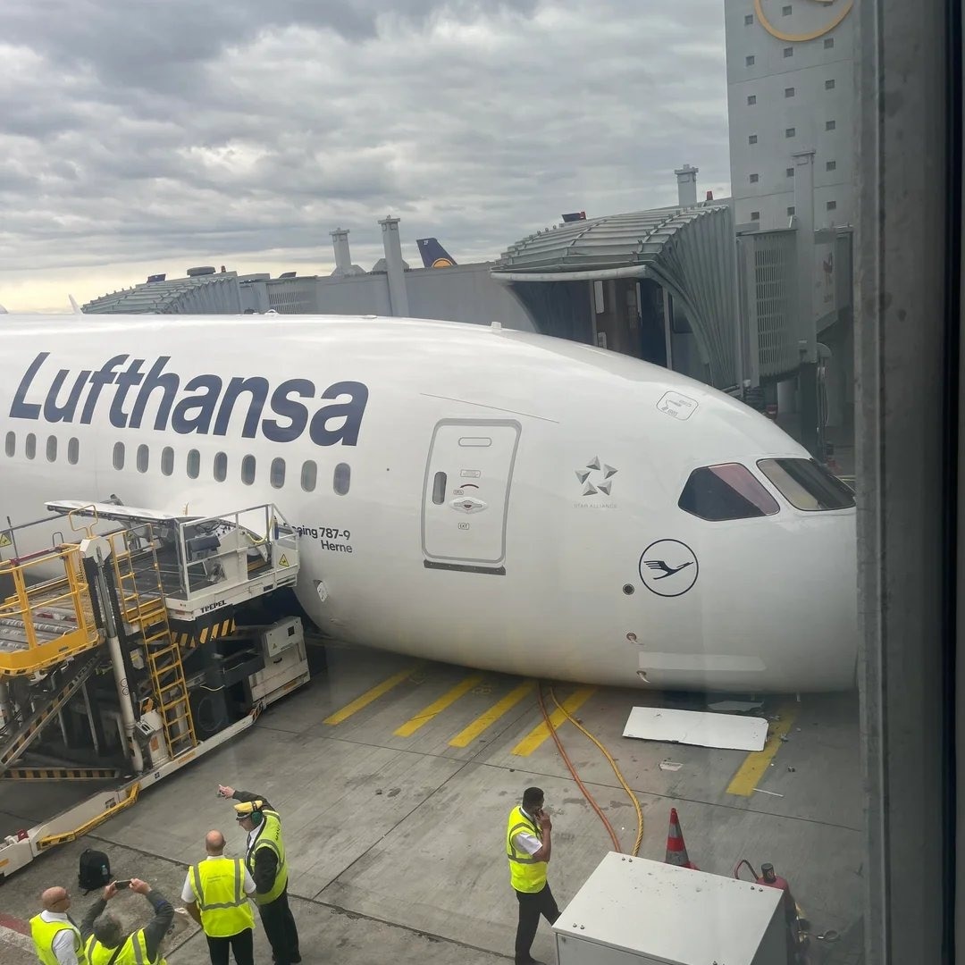 Video: Nose gear of parked Lufthansa jet collapses at Frankfurt airport