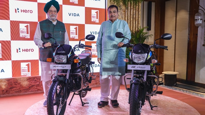 Hero Splendor+ flex-fuel (L) and HF Deluxe flex-fuel (R) was unveiled by Nitin Gadkari, Union Minister of Road Transport and Highways and Hardeep Singh Puri, Union Minister of Petroleum and Natural Gas. Hero Splendor+ flex-fuel (L) and HF Deluxe flex-fuel (R) was unveiled by Nitin Gadkari, Union Minister of Road Transport and Highways and Hardeep Singh Puri, Union Minister of Petroleum and Natural Gas.