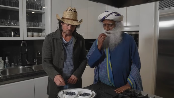 Ian Somerhalder and Sadhguru savoring blueberries. Photo: YouTube Grab/Sadhguru Ian Somerhalder, Sadhguru