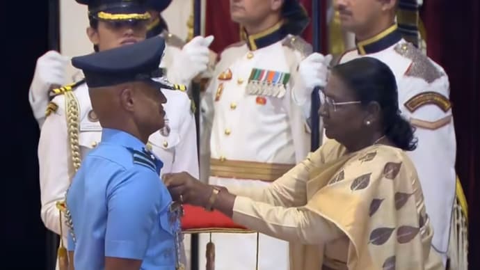 Astronaut P Balakrishnan Nair is given the award by the Indian President Droupadi Murmu. (Photo: Screengrab) Indian astronaut P Balakrishnan Nair awarded Kirti Chakra for extraordinary courage
