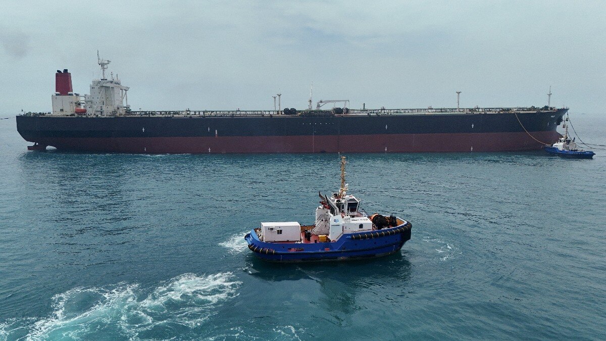 US temporarily lifts sanctions on Iranian oil amid talks on final peace deal
