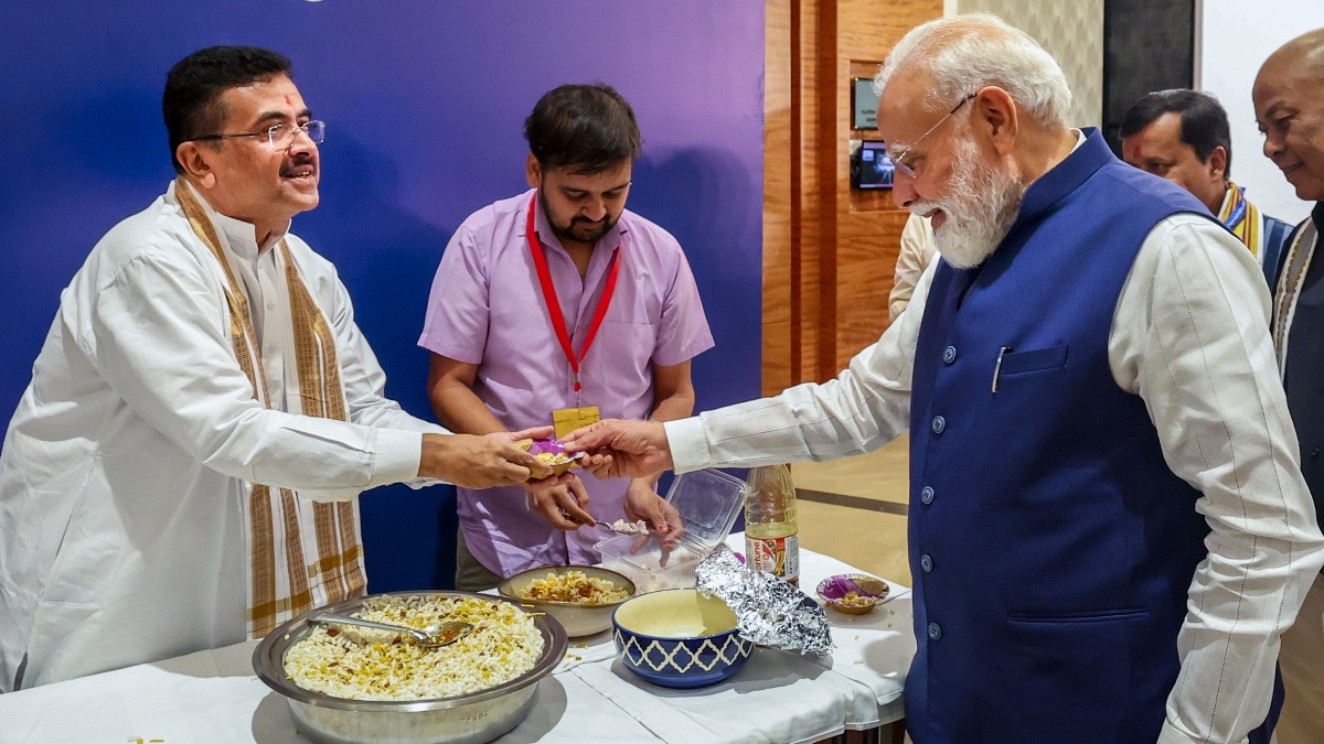 Video: PM's jhalmuri moment at NDA meet as he comp