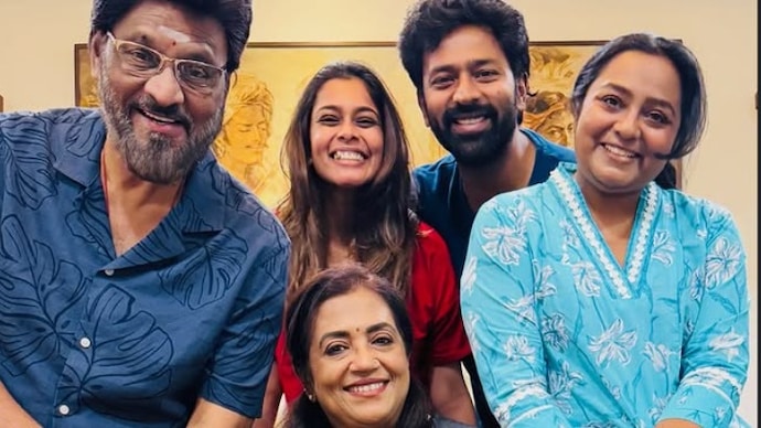 K Bhagyaraj (left corner) with his wife Poornima Jayaram (bottom), daughter Sharanya (right corner), son Shanthnu and daughter-in-law Kiki Vijay (Photo: Instagram/Shanthnu)