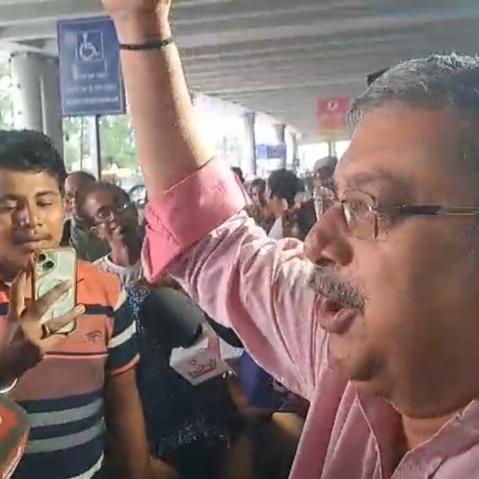 TMC's Kalyan Banerjee faces chor, chor, Jai Shri Ram chants at Kolkata airport