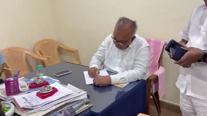 Karnataka Minister Ramalinga Reddy signed his resignation on camera. Karnataka Minister Ramalinga Reddy