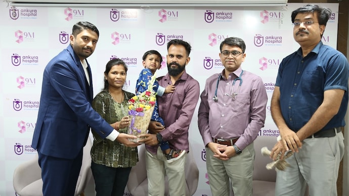 L To R - Dr. Siddharth Madabhushi, Neonatologist and Medical Director, Patient parents, Dr. Milind M. Jambagi and Dr Shrikant Pingale