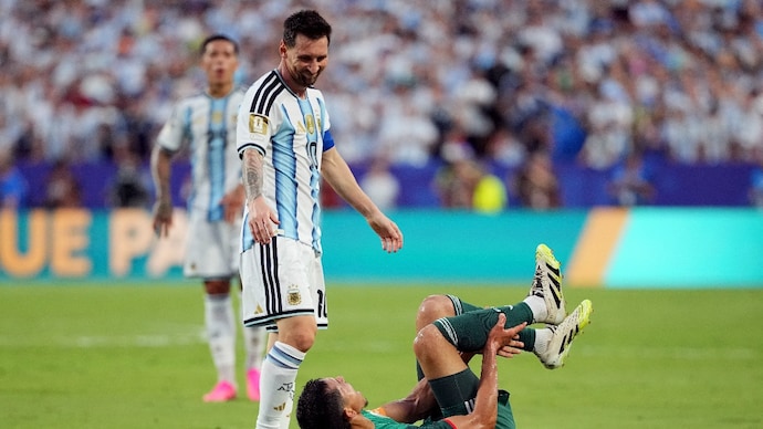Lionel Messi, Aissa Mandi, FIFA World Cup
