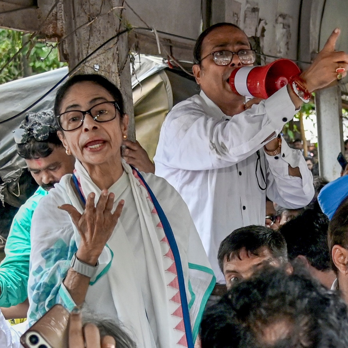 Will fight or die: Mamata holds massive dharna, only 6 MLAs, 3 MPs attend