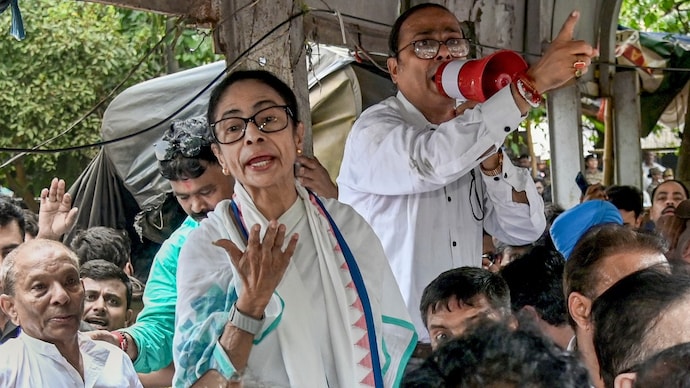 Mamata Banerjee holds a sit-in protest against the alleged attacks on party leaders and workers, in Kolkata Mamata Banerjee protest