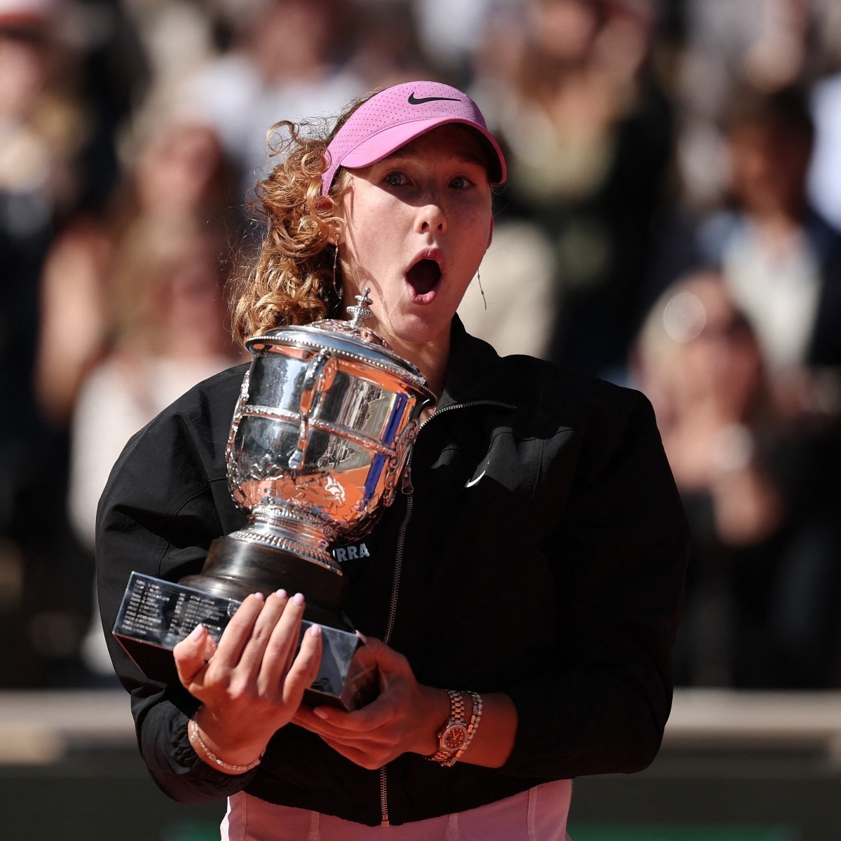 Mirra Andreeva lifts French Open trophy twice in hilarious goof-up: Video