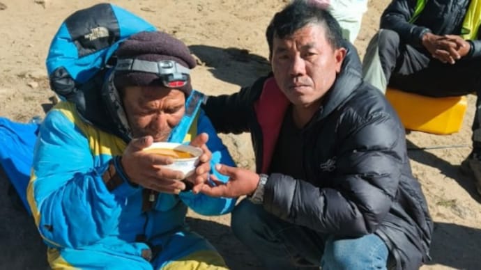 Dawa Sherpa (L) was returning with a Polish climber after failing to reach the Everest summit when he went missing. (Pc: https://www.facebook.com/EverestToday/) Missing Sherpa found alive