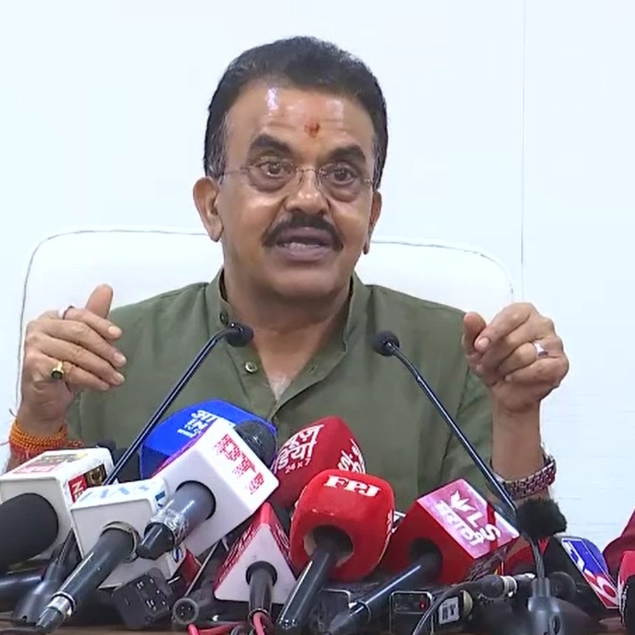 Eligible hawkers harassed in name of Bangladeshi crackdown, says Sanjay Nirupam