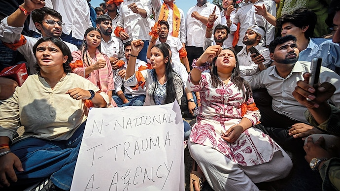 GROWING OUTRAGE: ABVP members protest outside the NTA office over the NEET paper leak, New Delhi, May 13. (Photo: Hindustan Times)