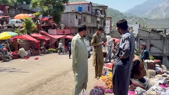 Pak imposes blockade on POK, tries to starve it of food, medicine to quell protests.