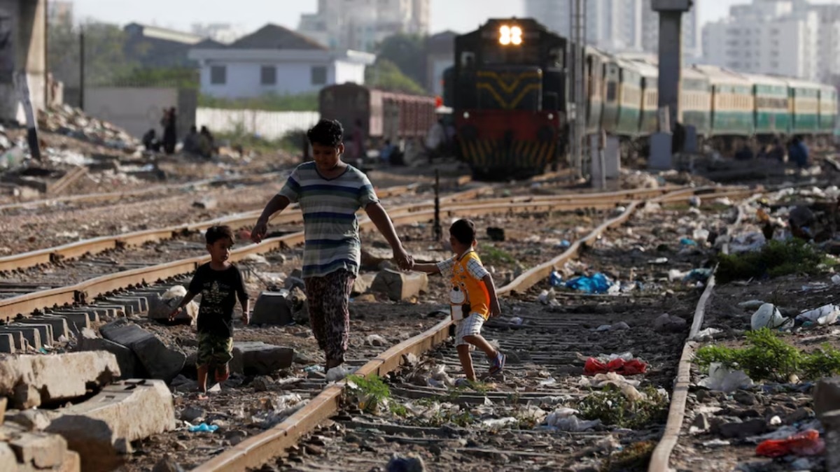Nearly 3 in 10 Pakistanis live in poverty, education spending hits new low: Survey
