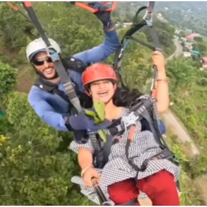 Paragliding pilot reaches for treetops mid-air to gift woman leaves, video viral