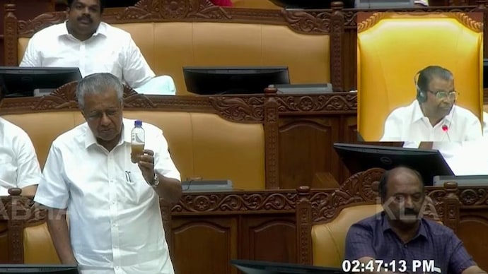 Pinarayi Vijayan brings water sample to Kerala Assembly, questions water cannon use on PM SHRI protesters. (Screen grab)