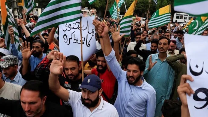 Major violence in Pakistan-occupied Kashmir after ban on popular gatherings Major violence in Pakistan-occupied Kashmir after ban on popular gatherings