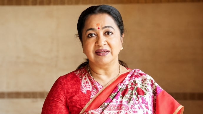Actor Radikaa Sarathkumar slammed paparazzi at filmmaker K Bhagyaraj's funeral. Radikaa Sarathkumar's photo