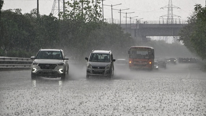 Vehicles drive on a road amid heavy rain showers. (Photo: PTI) Rain and storms return today: Fresh western disturbance to hit India