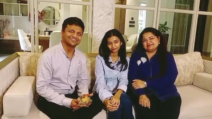CBSE Class 12 re-evaluation adds 24 marks, taking Ranchi's Avni Kejriwal to a perfect 100% - India Today