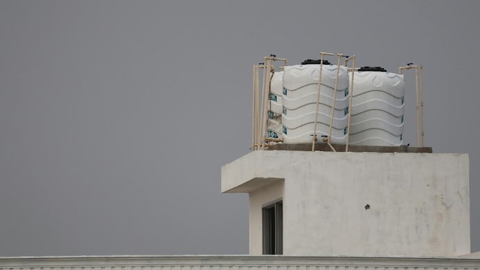 Rooftop water tanks are a common sight in India, but rarely seen in the US or Europe. Here's how foreign countries supply water to homes without storing it on rooftops. (Image credit: Pexels) Rooftop water tanks are a common sight in India, but rarely seen in the US or Europe. Here's how foreign countries supply water to homes without storing it on rooftops. (Image credit: Pexels)