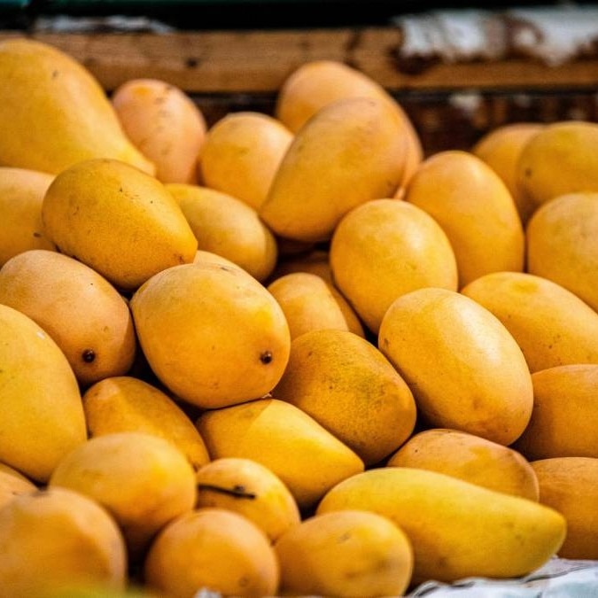 Check the weight and aroma of the mango before buying, not just the color.