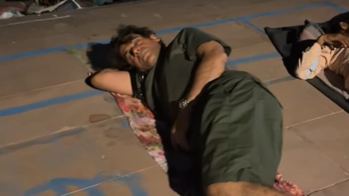 Sunil Grover sleeping on Ganga ghat. (Instagram @whosunilgrover) Sunil Grover