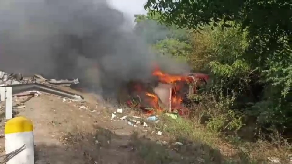 6 killed after two buses hit each other in Surat, one of them topples, catches fire 6 killed after two buses hit each other in Surat, one of them topples, catches fire