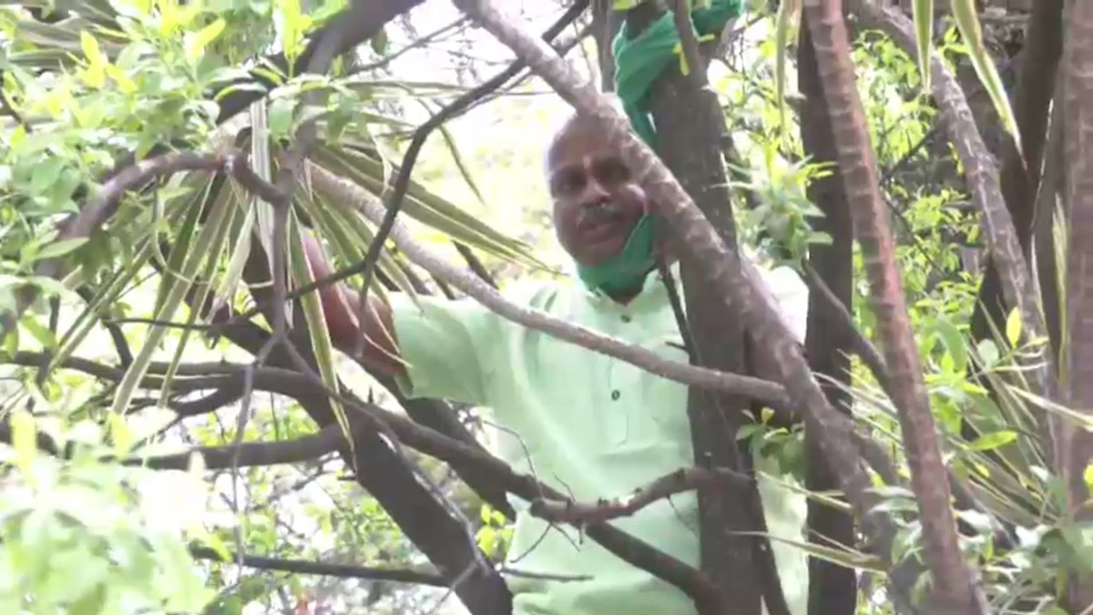 Karnataka farmer attempts suicide near Assembly over highway