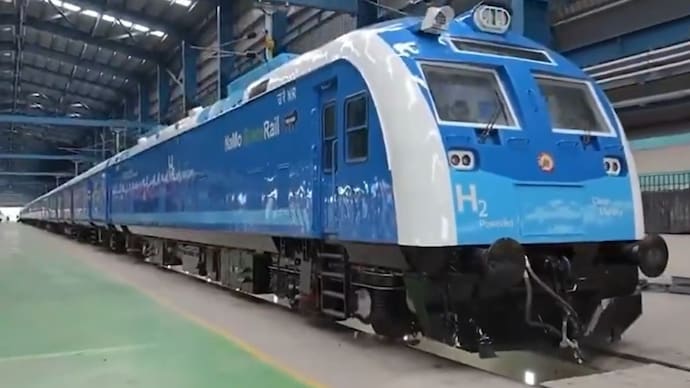 The sleek new indigenous hydrogen fuel cell train designed by the Integral Coach Factory. (Screengrab: X/@DDNewsLive)