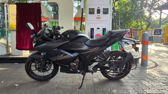 The Suzuki Gixxer SF 220 flex fuel at Pusa Road Indian Oil pump