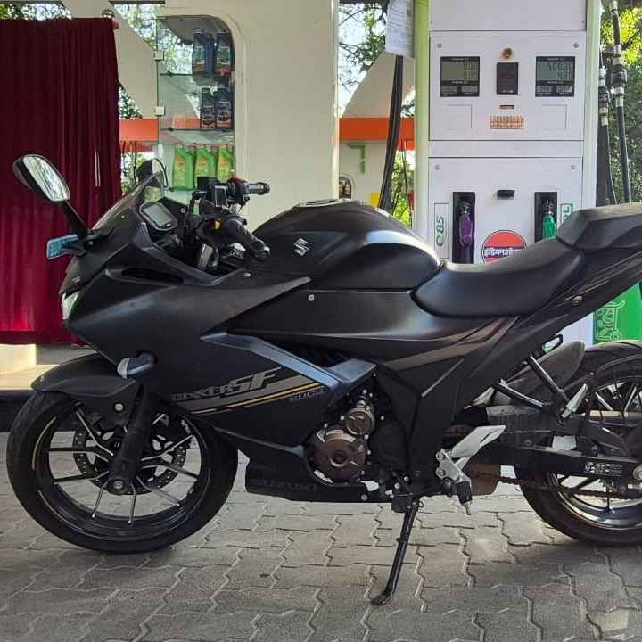 The Suzuki Gixxer SF 220 flex fuel at Pusa Road Indian Oil pump