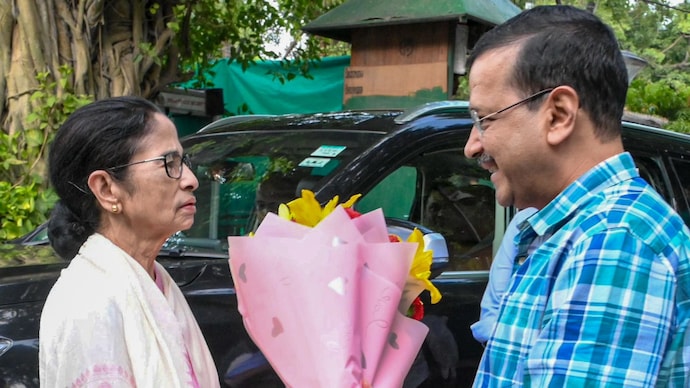 TMC supremo Mamata Banerjee greets AAP National Convenor Arvind Kejriwal. (PTI image) TMC supremo Mamata Banerjee greets AAP National Convenor Arvind Kejriwal. (PTI image)