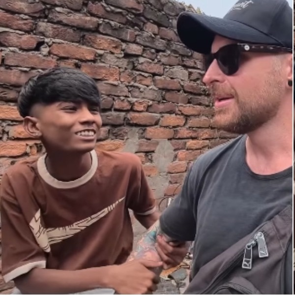 Indian boy grabs Australian tourist's hand, repeatedly asks for kiss
