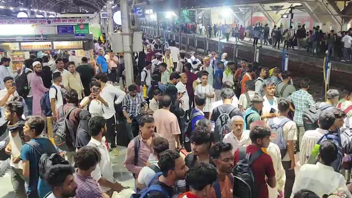 UP Police aspirants swamp railway stations after recruitment exam. UP Police aspirants swamp railway stations after recruitment exam.