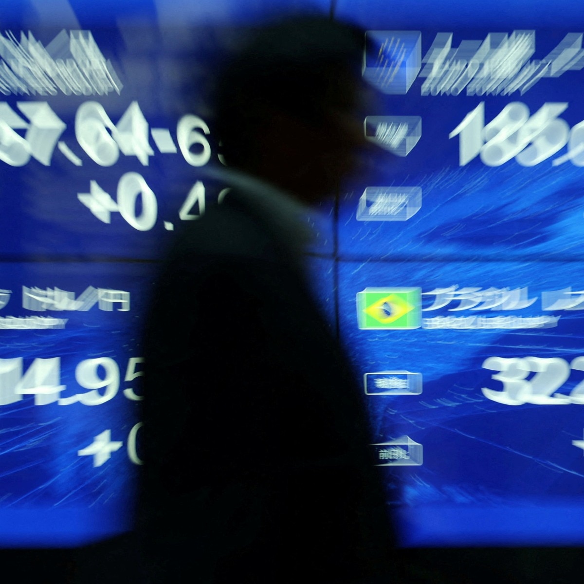 Yen sinks to 40-year low, dollar slips but stays near 13-month high