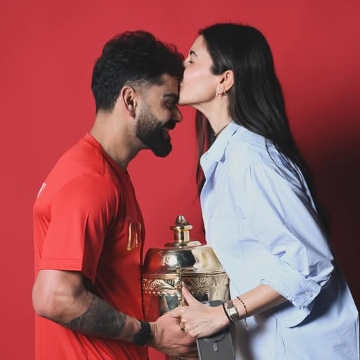 Viral: Anushka's forehead kiss for Virat Kohli after RCB's IPL win melts hearts