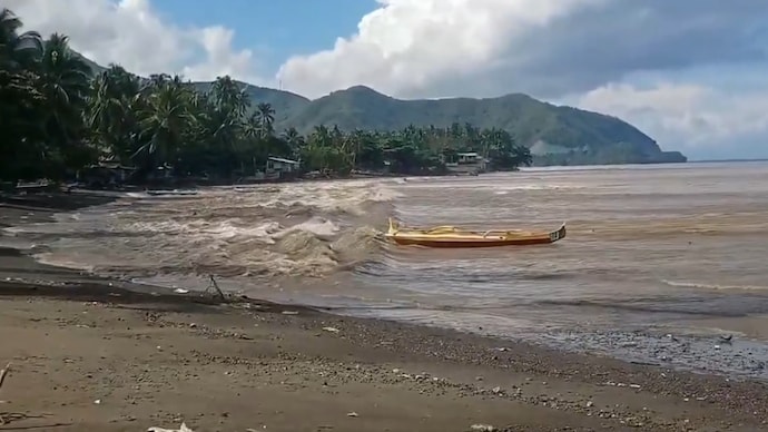 An image of strong waves crashing off the coast of the Philippines. (Photo: Screengrab) Watch: Ocean waves rise after 7.8-magnitude earthquake in Philippines
