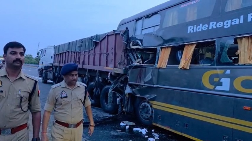 4 killed, 19 injured as sleeper bus crashes into trailer on Yamuna Expressway