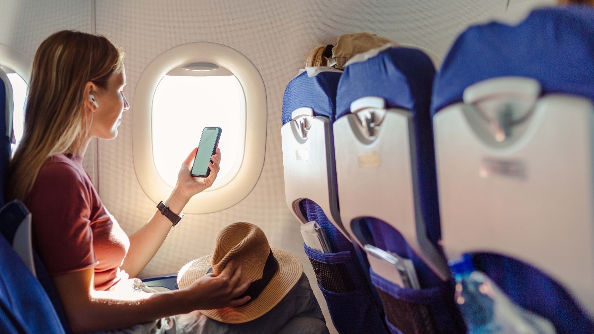 Why airplanes dim cabin lights during takeoff and landing