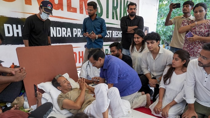 AAP National Convenor Arvind Kejriwal interacts with climate activist Sonam Wangchuk during his hunger strike