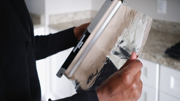 Aluminium foil is used mainly for storing food, covering baking surfaces and wrapping food to prevent it from losing moisture.