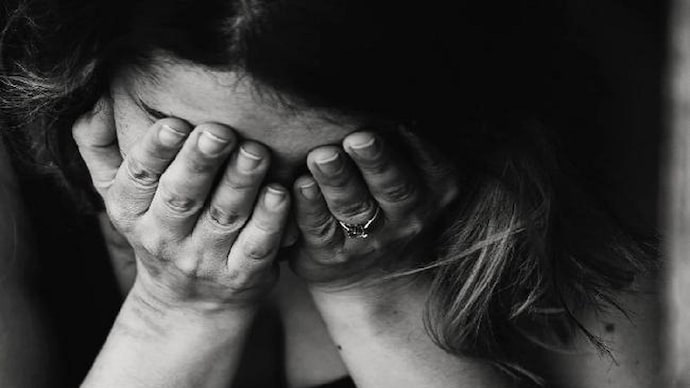 husband poured acid on wife in Pune