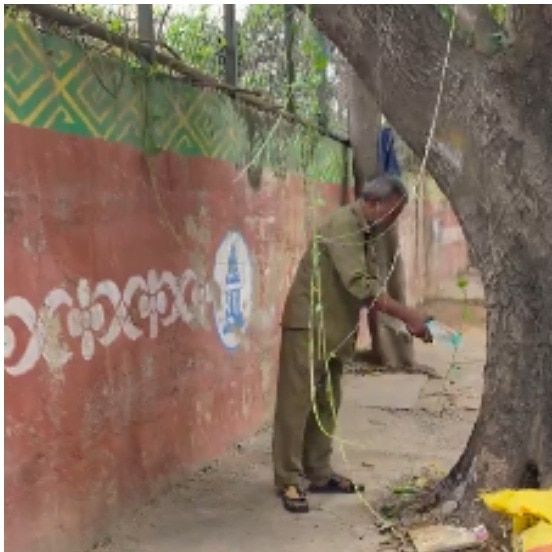 Bengaluru man confronts auto driver for urinating on road, makes him clean spot