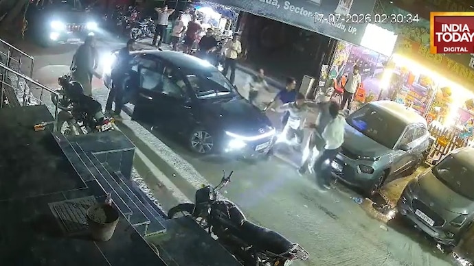 Bike rider brutally assaulted by 5 car-borne men in Noida