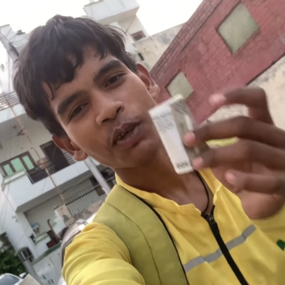Blinkit rider's emotional reaction to getting a Rs 500 tip on Rs 15 order goes viral